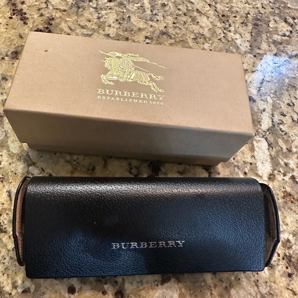 Burberry sunglasses - Picture 6 of 7